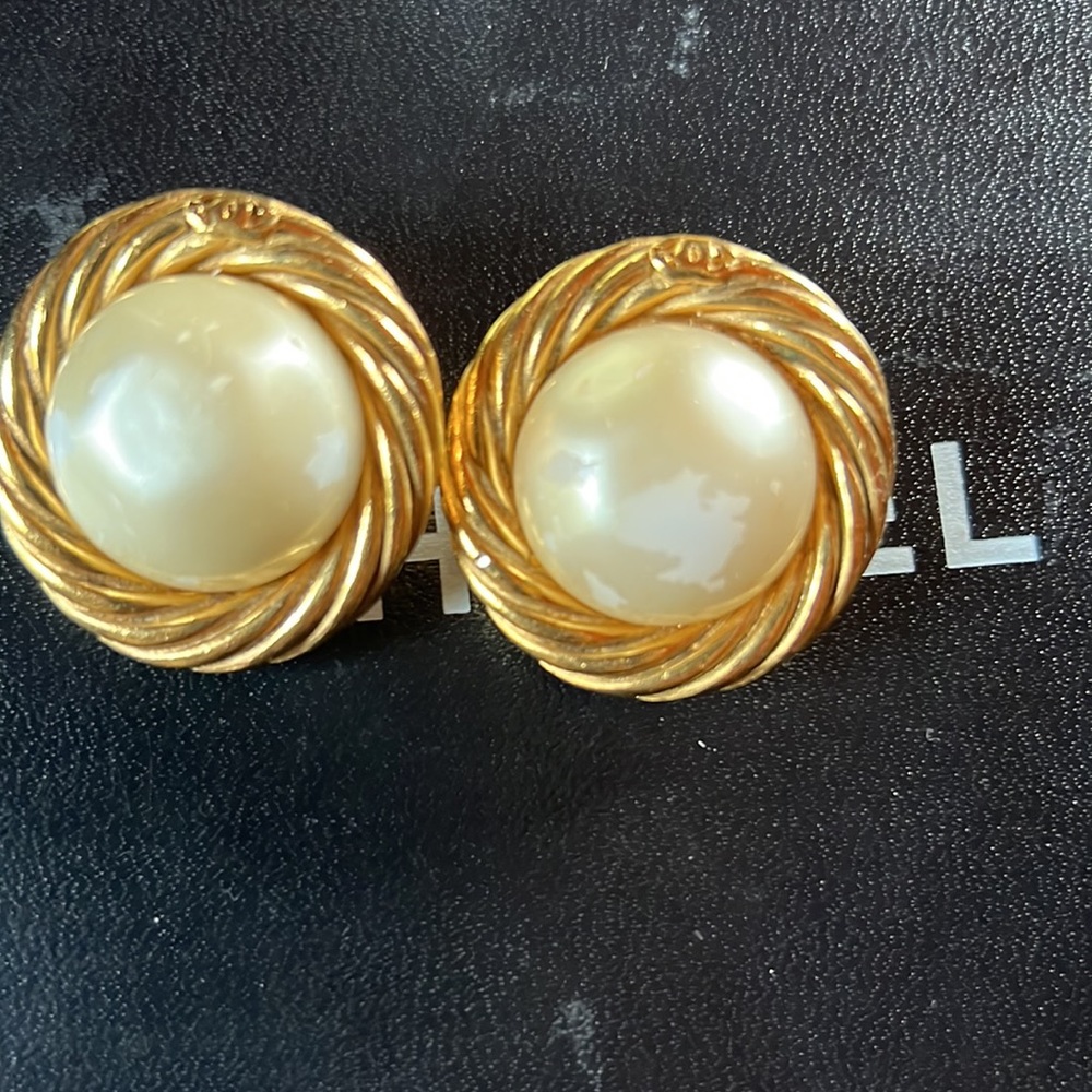 Vintage Chanel Clips(Authentic) - Picture 4 of 9